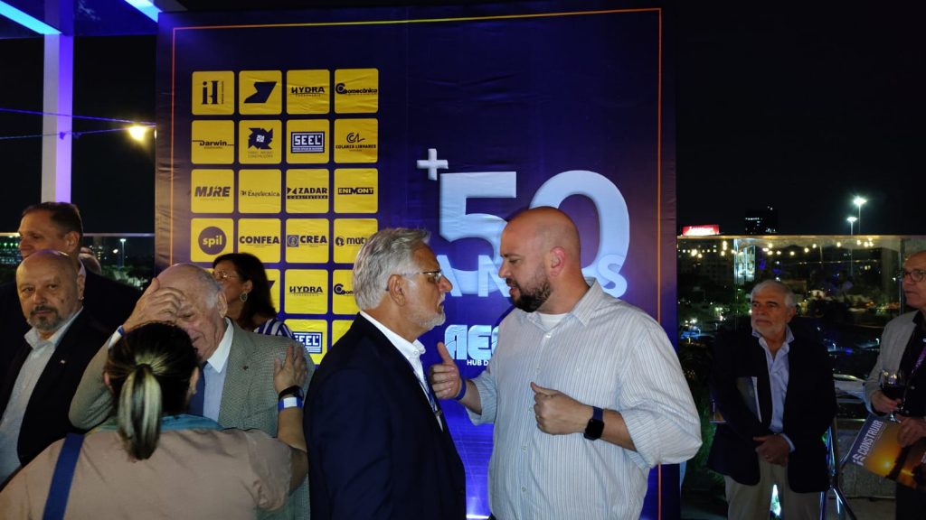 Presidente do CREA-RJ participa de celebração dos 50 anos da AEERJ