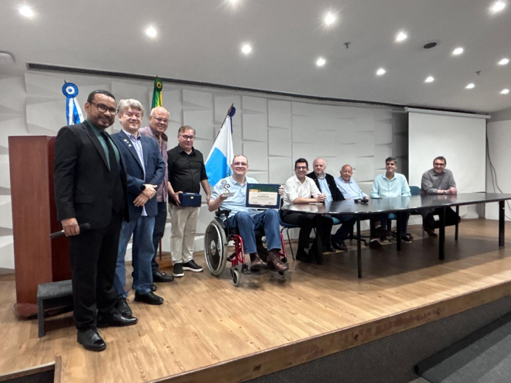 Airton Melgaço Lima recebe o Prêmio CREA-RJ de Meio Ambiente 2024 em evento na Prefeitura do Rio