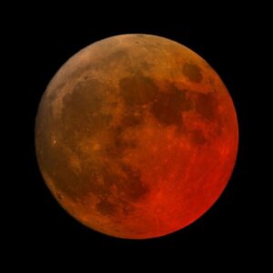 Lua de Sangue: eclipse lunar é observado em todo Brasil