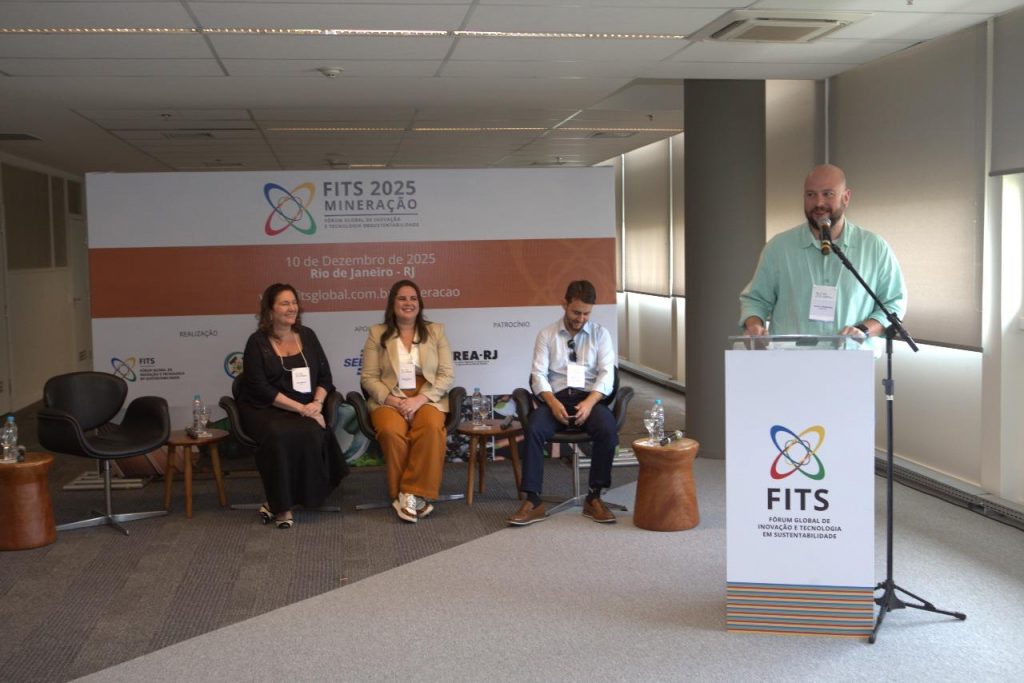 Presidente do CREA-RJ, Miguel Fernández, fala na abertura do evento FITS Mineração 2025