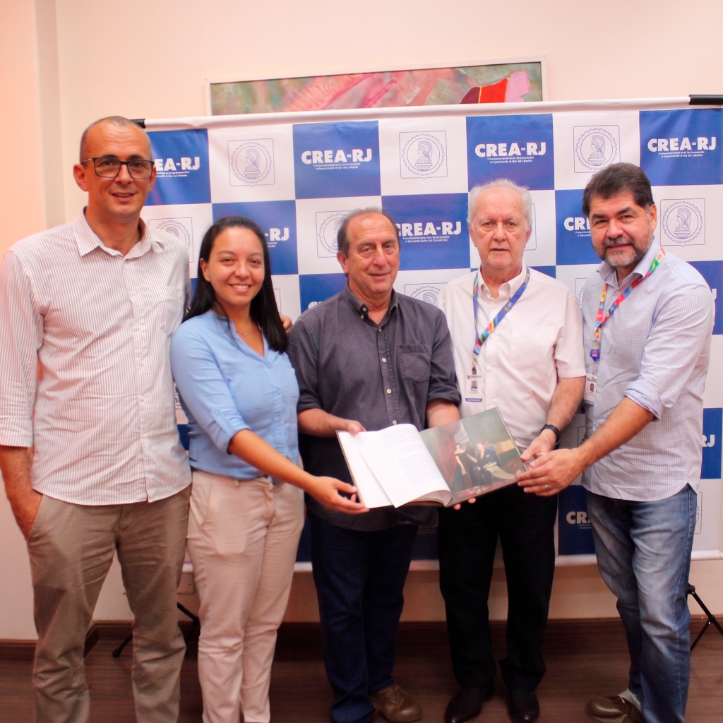 AEANF entrega ao CREA-RJ obra que resgata a memória técnica de Nova Friburgo