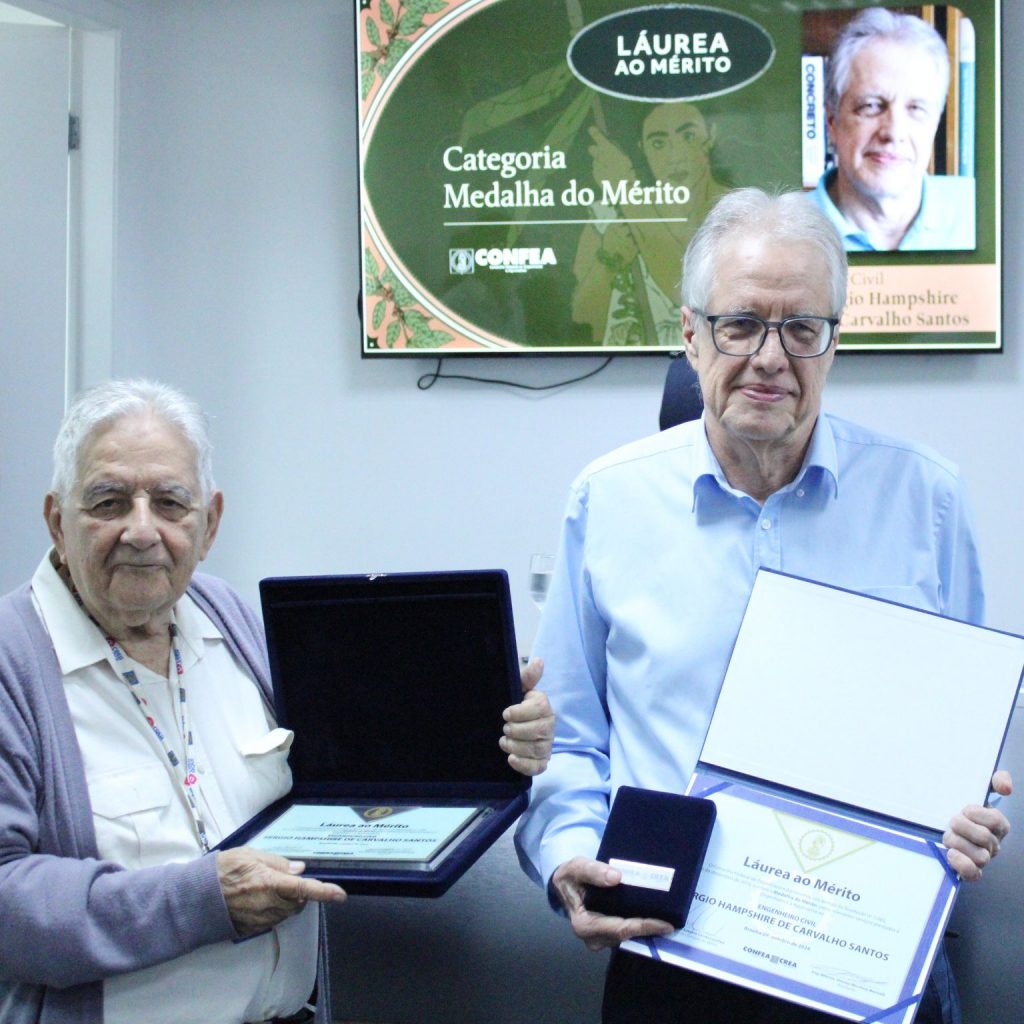 Engenheiro Sergio Hampshire recebe medalha do mérito do Confea durante sessão plenária do CREA-RJ