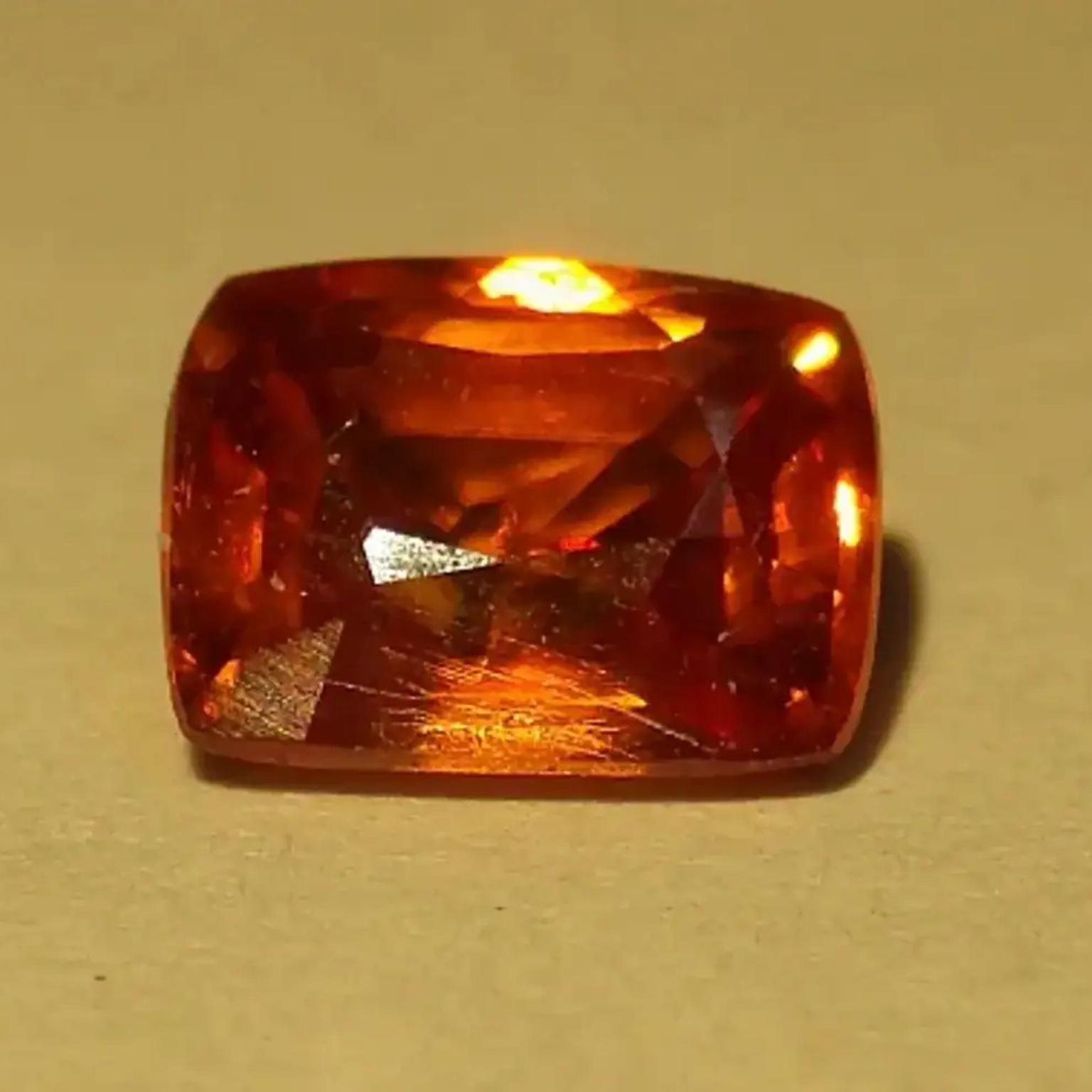 Único exemplar do mineral mais raro do mundo cabe na ponta de um dedo