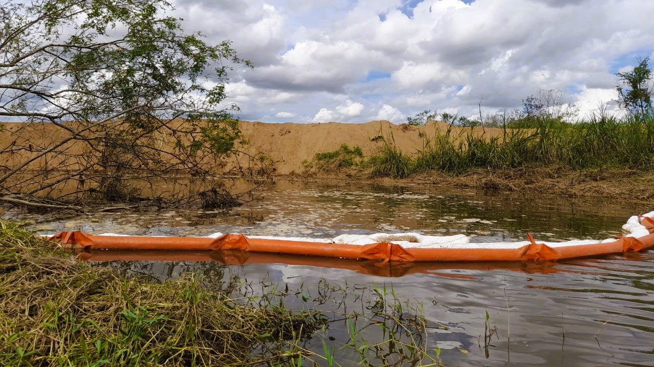 Uma das barreiras instaladas para conter o tolueno no Rio Guapiaçu, em Itaboraí